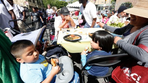 Cientos de personas recibieron comida y regalos en Los Angeles MIssion.