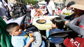 Cientos de personas recibieron comida y regalos en Los Angeles MIssion.