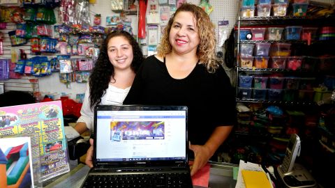 Yazmin Carvajal con su hija Jacqueline Garcia, 17,  dueña de JajaFiesta, negocio donde rentan y venden artículos, accesorios y juegos para fiestas.