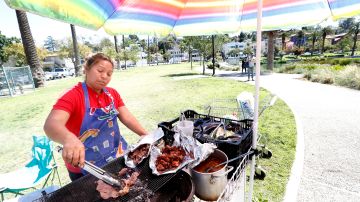 Maria Hernández es una de las vendedores de comida en el parque de Echo Park. (Foto: Aurelia Ventura/La Opinion)