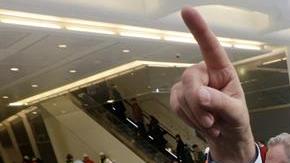 El arquitecto español Santiago Calatrava (c) asiste a la inauguraciòn del centro de transporte del World Trade Center en Nueva York.