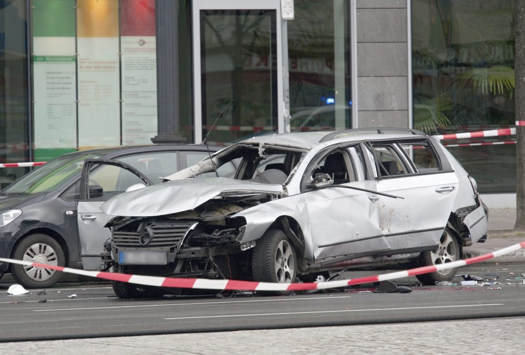 Con la explosión el vehículo volcó y chocó contra otro coche que estaba aparcado en la zona.
