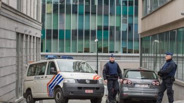 La policía bloquea una calle cerca de la oficina de la policía federal en Bruselas, Bélgica.
