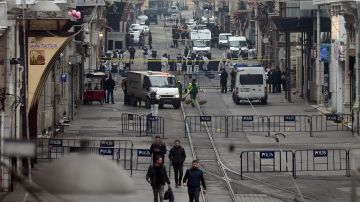 Peritos criminales inspeccionan la escena del atentado en Estambul.