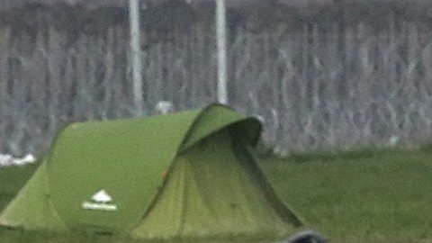 Un grupo de niños juega en el campamento provisional de Idomeni, en la frontera entre Grecia y Macedonia.