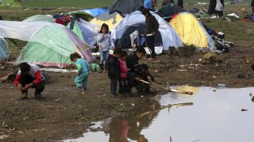 Un grupo de niños juega en el campamento provisional de Idomeni, en la frontera entre Grecia y Macedonia.