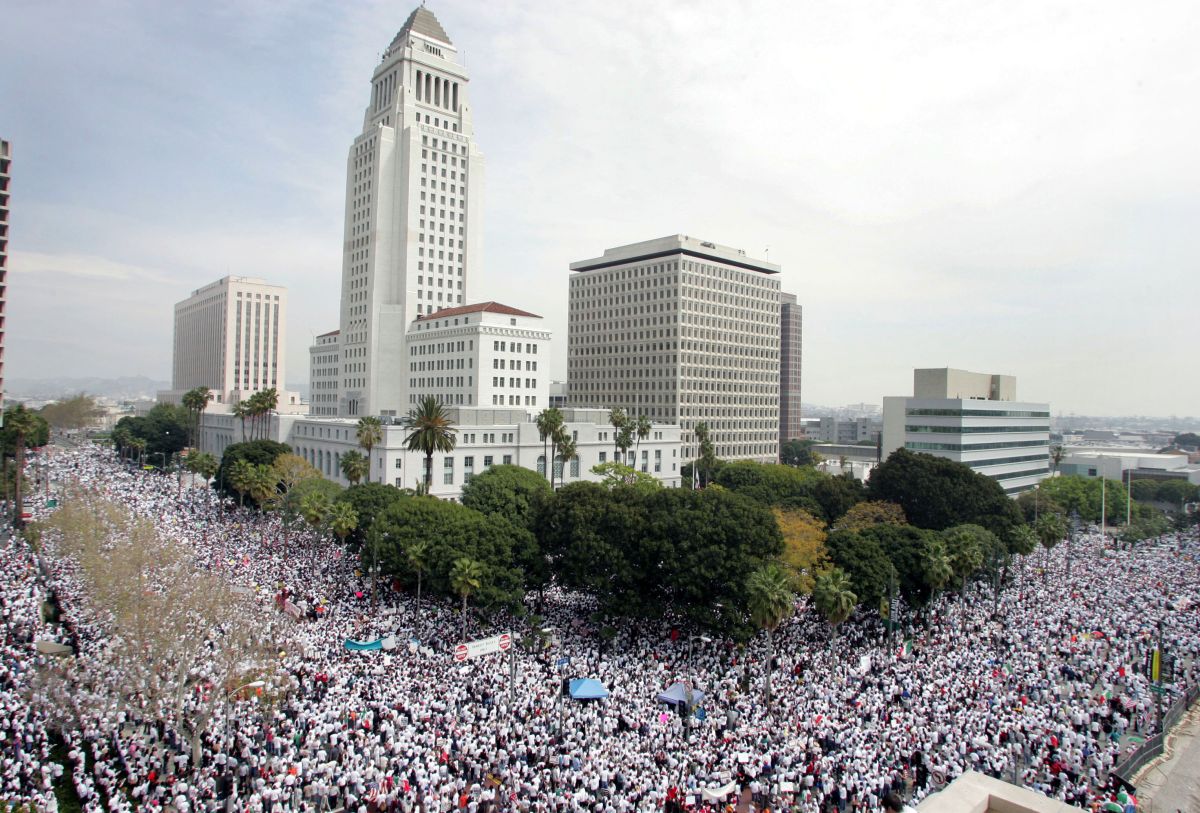 Miles de Inmigrantes abarrotaron las calles de Los Ángeles en el 2006 para pedir una reforma migratoria y protestar contra una ley (hr 4437) que criminalizaba a los inmigrantes.