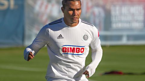 El "Gullit" Peña durante un entrenamiento con Chivas.