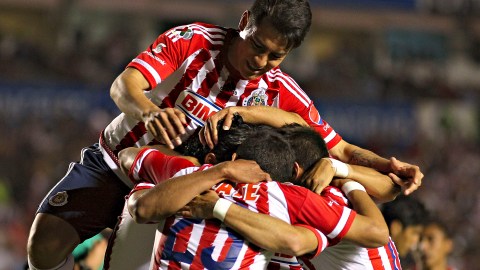 Chivas celebra un gol ante los Gallos Blancos en la Jornada 9 del Clausura 2016.
