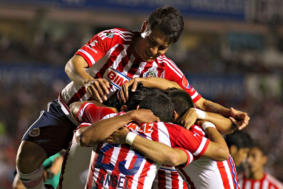 Chivas celebra un gol ante los Gallos Blancos en la Jornada 9 del Clausura 2016.