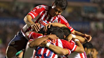 Chivas celebra un gol ante los Gallos Blancos en la Jornada 9 del Clausura 2016.