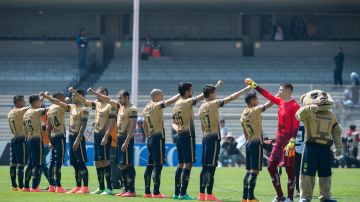 Jugadores de los Pumas entonan el Himno de la UNAM previo al partido ante el Cruz Azul.
