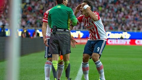 Los reclamos de Chivas sobre el árbitro Fernando Guerrero tras la anulación del gol de Isaac Brizuela.