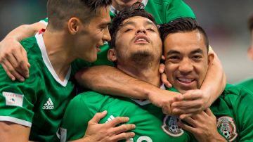Jugadores de la selección mexicana festejan con Tecatito Corona el segundo gol de México ante Canadá.