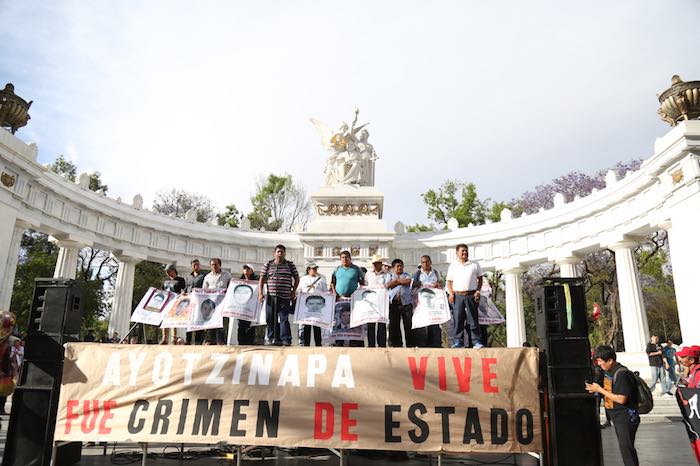 Los padres de los 43 se manifiestan en el Hemiciclo a Juárez a 18 meses de la desaparición de los normalistas.