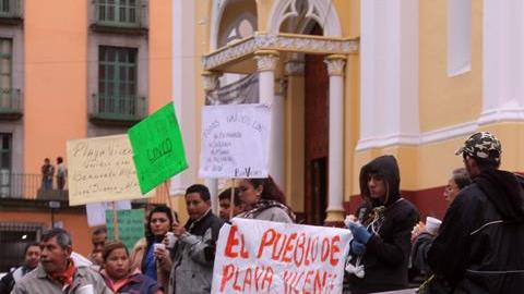 familiares y amigos de los 5 jóvenes desaparecidos en Tierra Blanca.