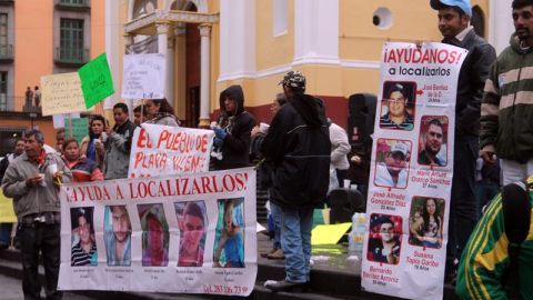 familiares y amigos de los 5 jóvenes desaparecidos en Tierra Blanca.