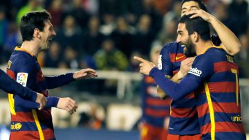 Messi y Turan celebran el gol del futbolista turco en el triunfo del FC Barcelona sobre Rayo Vallecano para implantar un nuevo récord de imbatibilidad para un club español con 35 partidos.