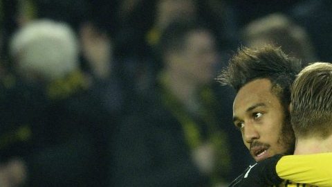 Pierre Emerick Aubameyang celebra con un compañero uno de los dos goles que le hizo al Tottenham.