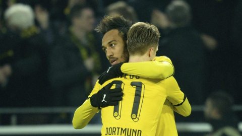Pierre Emerick Aubameyang celebra con un compañero uno de los dos goles que le hizo al Tottenham.