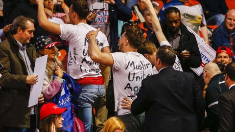 Los manifestantes contra Donald Trump son llevados por la fuerza fuera de la Universidad de Illinois en Chicago, el 11 de marzo de 2016. Foto: EFE