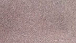 Eileen McCormick atiende a una cliente en el mercado del barrio Boeung Keng Kang, en el centro de Phnom Penh.