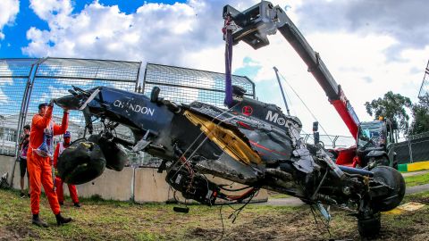 Así quedó el monoplaza de Fernando Alonso, de McLaren-Honda, tras un fuerte accidente en el que estuvo involucrado el mexicano Esteban Gutiérrez, en Australia