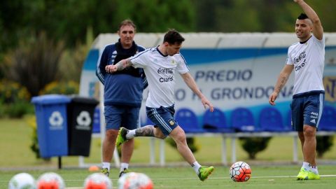 Messi y Agüero durante la práctica albiceleste en Ezeiza.