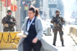 Soldados patrullan las calles del centro de Bruselas (Bélgica) hoy, 22 de marzo de 2016. Al menos 34 personas han muerto y otras 136 han resultado heridas en los atentados de hoy en el aeropuerto de Zaventem, en Bruselas, y la estación de metro de Maalbeek