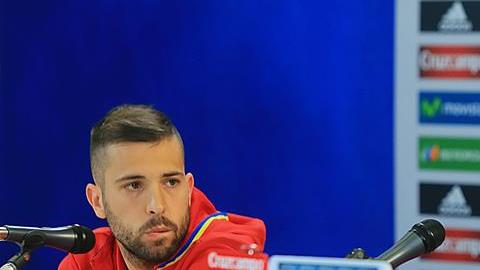 Álvaro Morata y Jordi Alba durante una conferencia de prensa de la selección española.