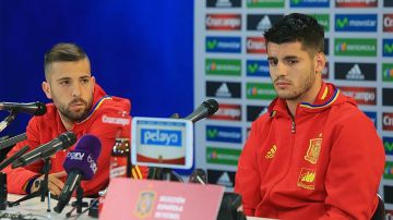 Álvaro Morata y Jordi Alba durante una conferencia de prensa de la selección española.