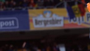 Cesc Fabregas frente al portero rumano Ciprian Tatarusanu.