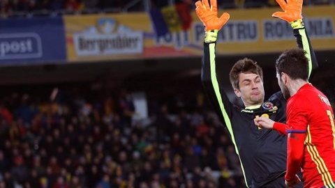 Cesc Fabregas frente al portero rumano Ciprian Tatarusanu.