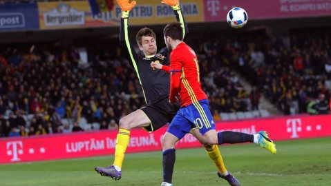 Cesc Fabregas frente al portero rumano Ciprian Tatarusanu.