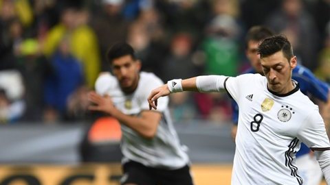 Mezut Özil contribuyó a la victoria apabullante del 'Mannschaft' sobre los 'Azzurri'.