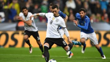 Mezut Özil contribuyó a la victoria apabullante del 'Mannschaft' sobre los 'Azzurri'.