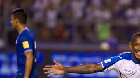 El jugador de la selección de Honduras Romel Quioto celebra el gol anotado a la selección de El Salvador en San Pedro Sula.