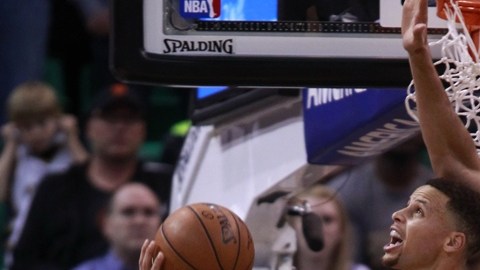 Stephen Curry le hace la jugada a Rudy Gobert del Jazz de Utah en el Vivant Smart Home Arena de Salt Lake City.