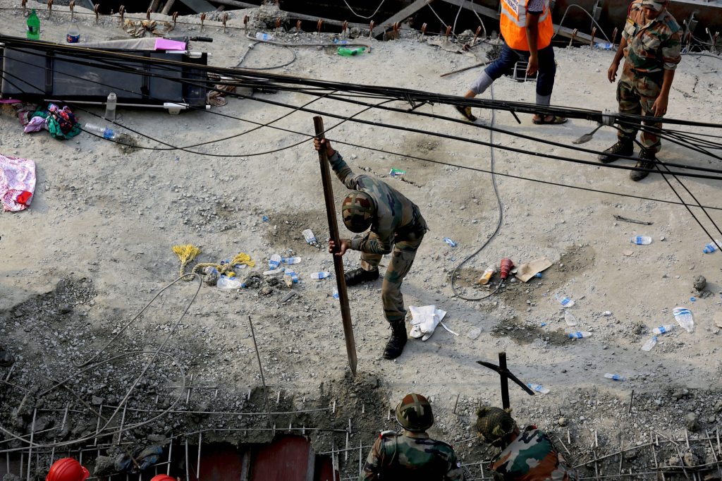 Decenas de personas permanecen atrapadas entre los escombros de un paso a desnivel que se derrumbó hoy parcialmente en la ciudad de Calcuta, en el este de la India