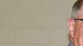 El agente Chad Dermyer (d), de 37 años, durante su graduación en la Academia de Policía en Virginia.