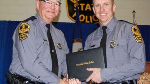 El agente Chad Dermyer (d), de 37 años, durante su graduación en la Academia de Policía en Virginia.