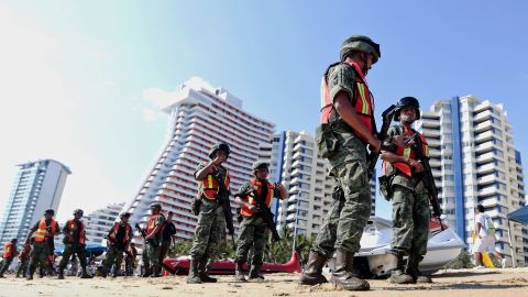 Soldados mexicanos patrullan las playas de la Bahía de Santa Lucia en Acapulco, Guerrero