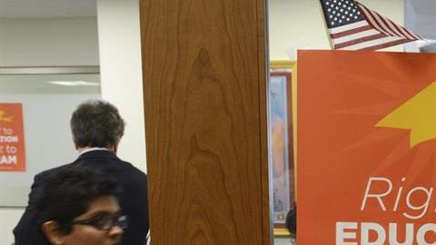 Los jóvenes con DACA no pueden recibir becas estatales ni ayuda financiera del Gobierno federal a estudiantes universitarios
