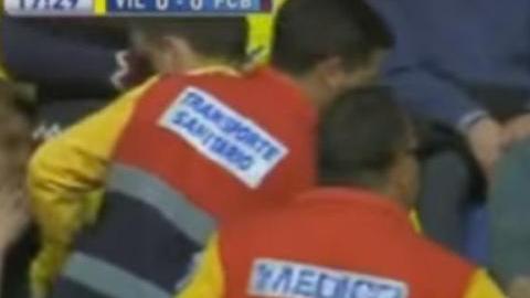 Mal momento para esta aficionada al 'submarino amarillo'.