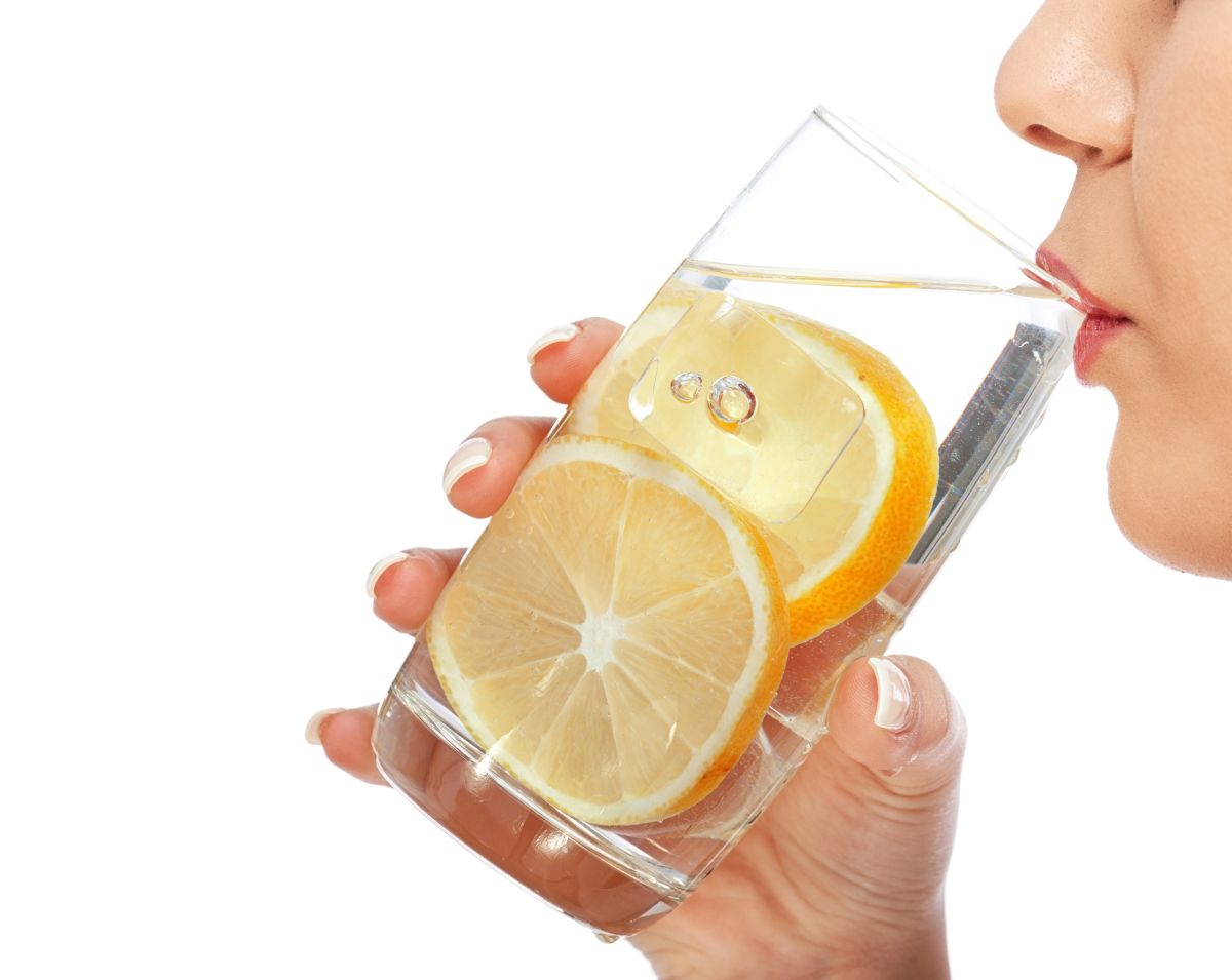 El agua de limón ayuda a eliminar la halitosis proveniente del consumo de ciertos alimentos como el ajo, la cebolla o el pescado.