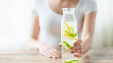 El agua de limón es favorable a la salud.