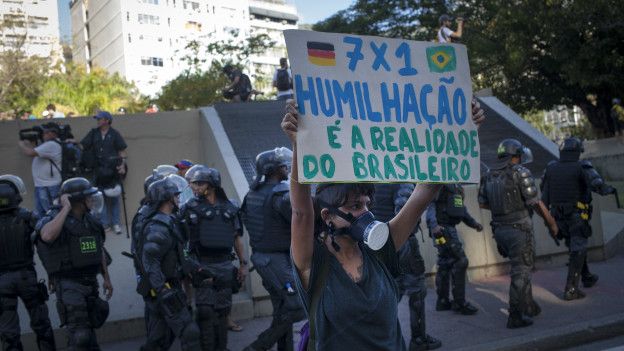 En Brasil, hubo protestas en contra del Mundial de Fútbol debido a las dificultades económicas que vive una parte de la sociedad.