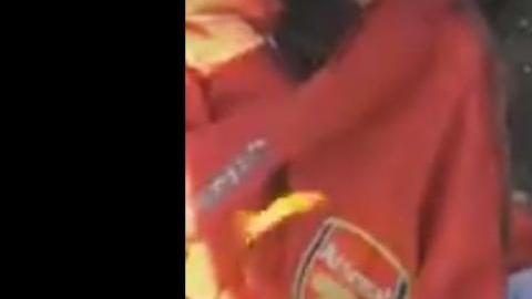 El momento en que arde el escudo de los 'Gunners'.