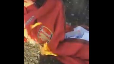 El momento en que arde el escudo de los 'Gunners'.