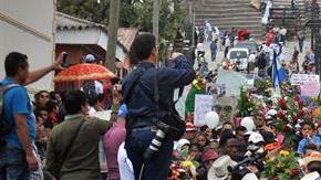 Hondureños portan una bandera de honduras en el sepelio de la defensora de derechos humanos y del ambiente Berta Cáceres  en la ciudad de La Esperanza (Honduras).